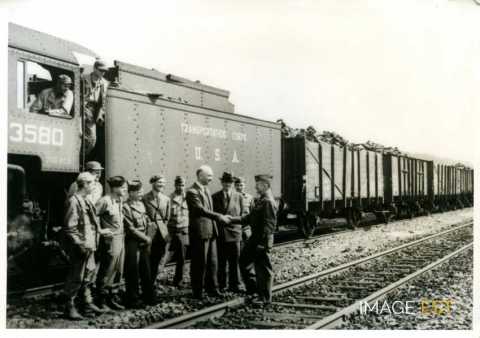 Civils et officiers près d'un train chargé de charbon (Sarre)
